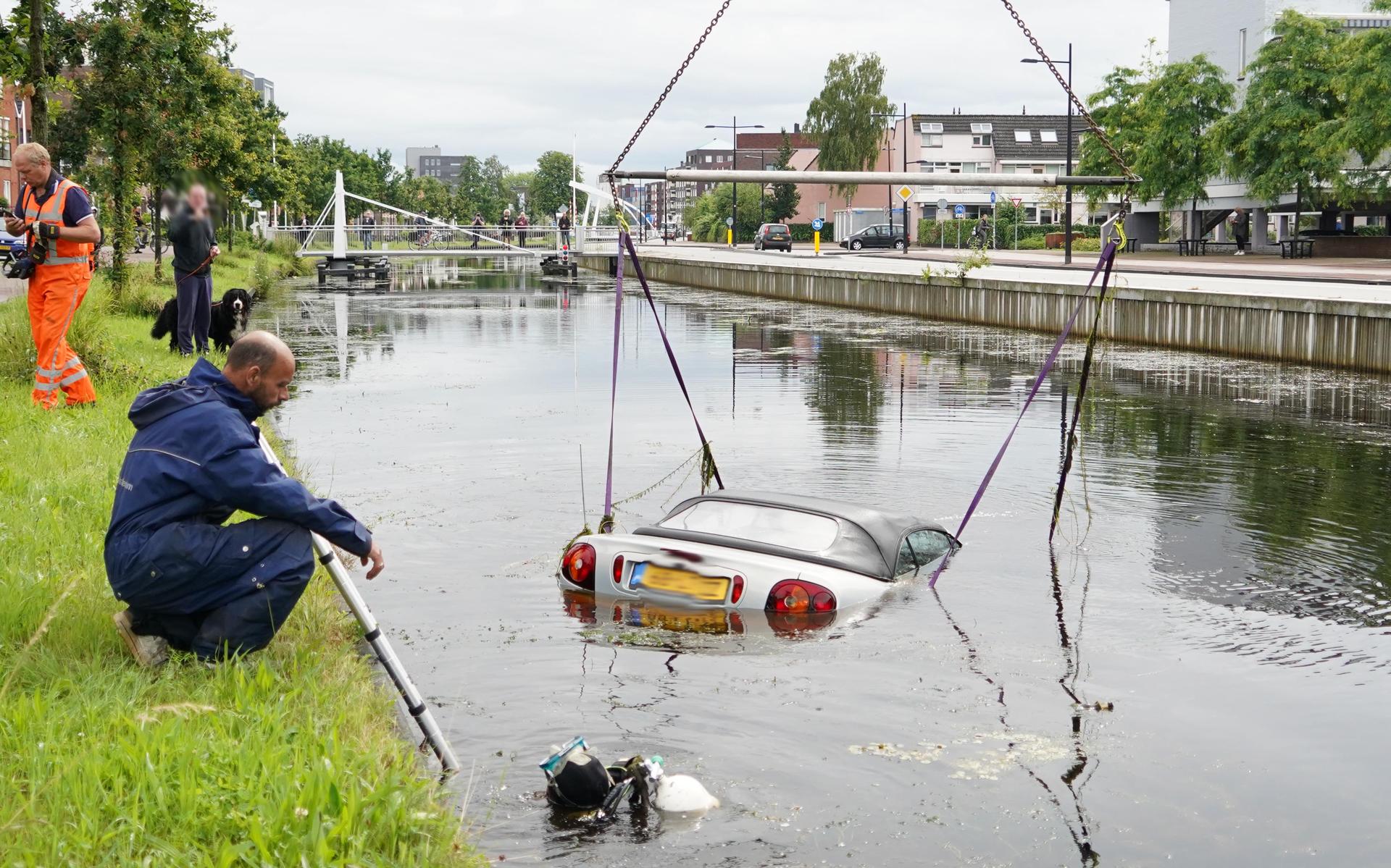 Klassieker Kijk Hier Hoe Duikers Auto Uit Het Kanaal In Assen Halen 